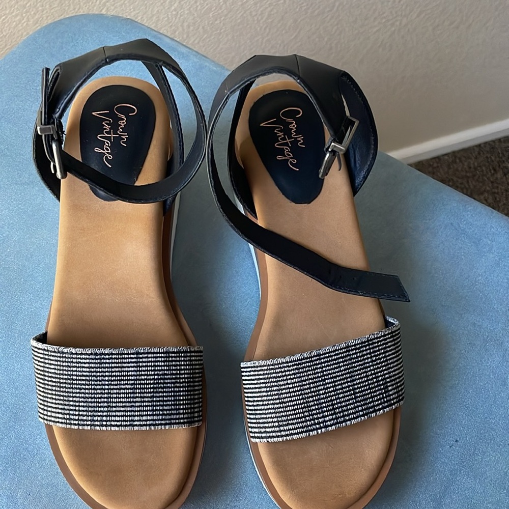 Crown Vintage Sandal - Picture 5 of 5